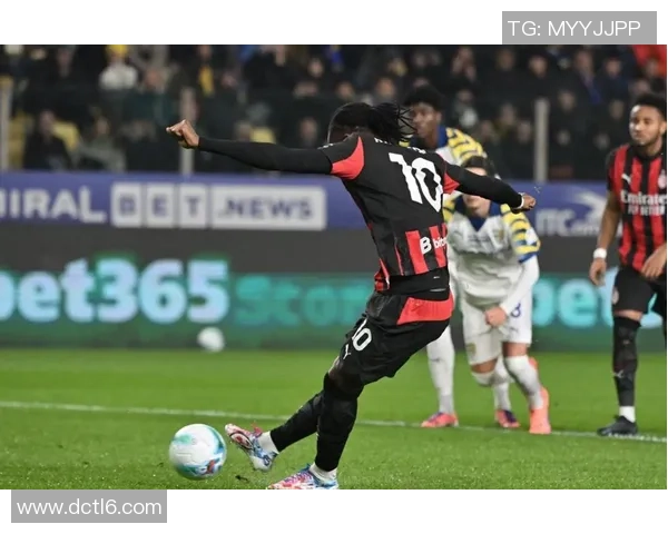 西甲激战：拜仁狂胜国米五球乌龙球引发争议判罚全场沸腾